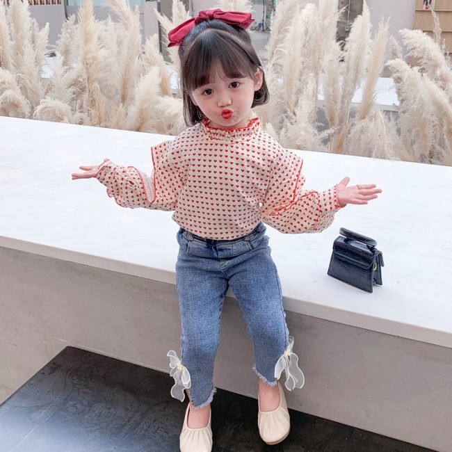 Stylish girls 2-piece spring outfit with love print shirt and flared denim pants
